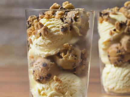 toll-house-cookie-butter-and-crumble-sundae-nestle-toll-house-nestle-professional-food