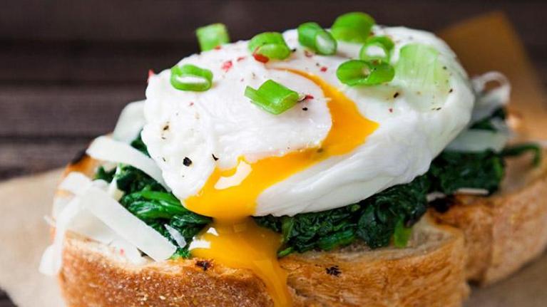 Poached egg and spinach on toast