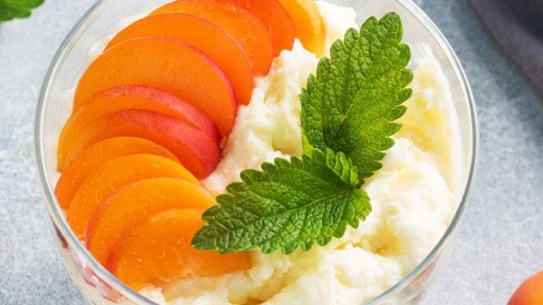 Bowl of tapioca and sliced nectarines