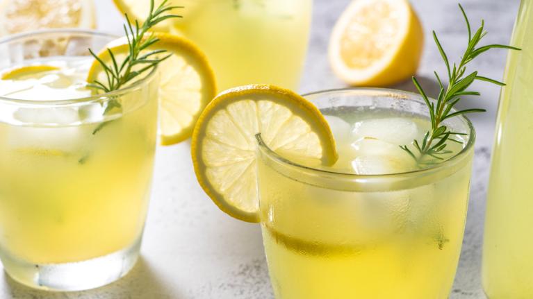Lemonade with lemon slices