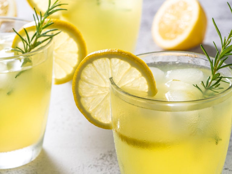 Lemonade with lemon slices