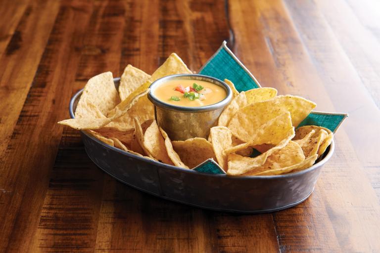 Nestle Professional Yellow Queso Cheese Sauce Dip with Nachos